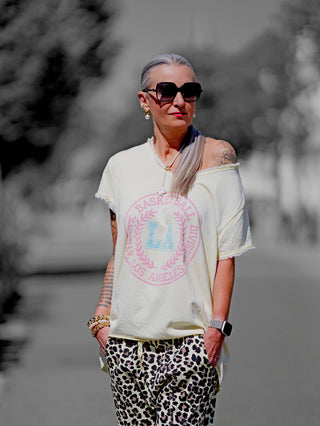 Oversize-T-Shirt OFF#DLY Tee Ronja gelb mit „LA“-Print, lässiger Schnitt, kurze Ärmel mit offener Kante, Rundhalsausschnitt, ideal für vielseitige Looks.