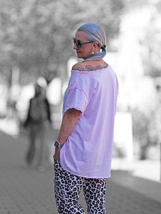 OFF#DLY Tee Ronja rosa, ein lässig geschnittenes Oversize-T-Shirt mit „LA“-Print, kurzen Ärmeln und offenem Saum, perfekt für einen modernen Kalifornien-Look.