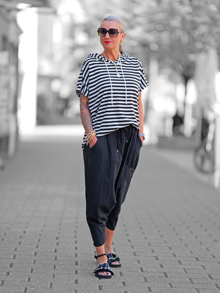 OFF#DLY Harem Pant Leyla black, eine locker geschnittene Haremhose aus Baumwoll-Leinen-Mix mit tiefem Sitz, elastischem Bund, Tunnelzug und großen Taschen, ideal für lässigen, urbanen Stil.