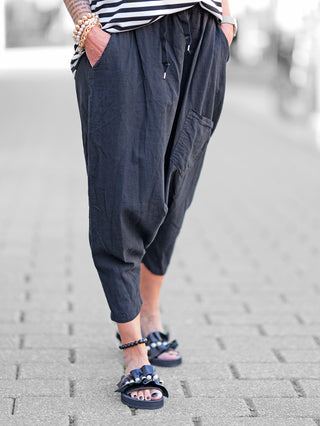 OFF#DLY Harem Pant Leyla black: Lässige, tief sitzende Haremhose mit großem Komfort, aus Baumwoll-Leinen-Mix, flexiblem Bund mit Kordelzug und großen Taschen, ideal für urbanes Styling.