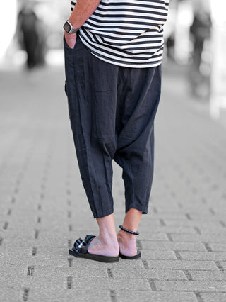 OFF#DLY Harem Pant Leyla black, eine lässige Haremhose mit tiefem Schnitt, elastischem Bund und großen Taschen, aus Baumwoll-Leinen-Mix für optimalen Komfort und Bewegungsfreiheit.