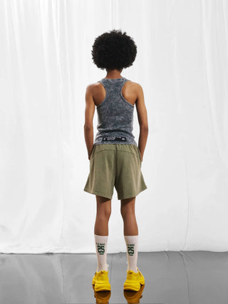 #VDR Top 17018 black/grey: Figurbetontes Tanktop mit Racerback-Schnitt und Knopfverschluss vorne. Vintage-Look durch verwaschenes Design, ideal für sportliche und feminine Styles. Aus Baumwolle und Elasthan für angenehmen Tragekomfort.
