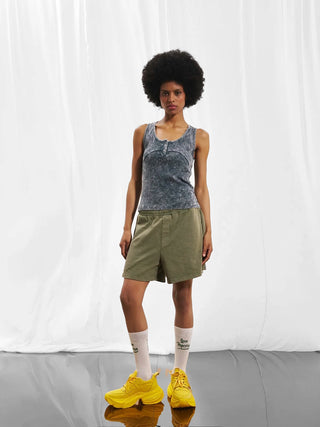 #VDR Top 17018 black/grey: Figurnahes Tanktop mit verwaschenem Look, Racerback und kleinem Knopfverschluss vorn, sportliche Eleganz aus 95 % Baumwolle, 5 % Elasthan.