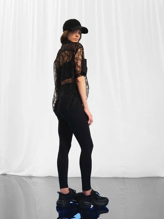 Schwarze Netzbluse #VDR Shirt 17140 mit floraler Spitze und klassischem Kragen, kurzärmelig, durchgehende Knopfleiste, modern und elegant, ideal für vielseitige Layering-Looks.