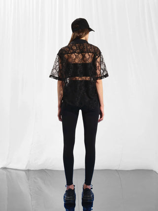 Transparente Netzbluse #VDR Shirt 17140 schwarz mit floralen Details und klassischem Hemdkragen, kurzärmlig, durchgehende Knopfleiste, vielseitig kombinierbar für elegante oder sportliche Looks.