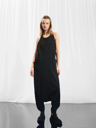 #VDR Jumpsuit 17371 black: Ärmelloser Leinen-Jumpsuit mit Nadelstreifen, lockerem Schnitt, tiefem Armausschnitt, offenem Rücken und seitlichen Taschen, perfekte Balance aus Stil und Komfort.