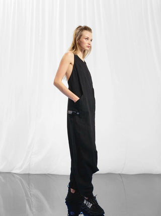 #VDR Jumpsuit 17371 black: Ärmeloser, locker geschnittener Leinen-Jumpsuit mit Nadelstreifen, tiefem Armausschnitt, offenem Rücken und seitlichen Taschen, ideal für einen modernen, lässigen Look.
