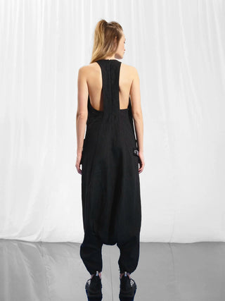Ärmelloser #VDR Jumpsuit 17371 schwarz mit Nadelstreifen, aus 100 % Leinen, lockerem Schnitt, tiefem Armausschnitt, tiefem Schritt, seitlichen Taschen und offenem Rückenteil.