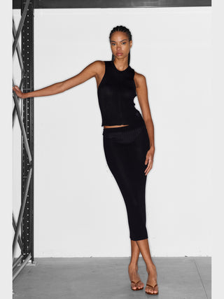 Lumina Stricktop schwarz: Ärmelloses, figurbetontes Rippstrick-Top mit feiner Rippenstruktur, bietet modernen Look. Dehnbar, passt Einheitsgröße bis DE 40, erhältlich in Schwarz und Braun. Hochwertiger Materialmix.