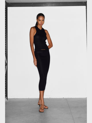 Lumina Stricktop schwarz: Ärmeloses, figurbetontes Rippstrick-Top in Schwarz mit feiner Rippenstruktur, das Komfort und modernes Design vereint. Ideal für vielseitige Looks.