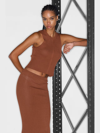 Lumina Stricktop braun: Ärmelloses, figurbetontes Rippstrick-Top mit feiner Rippenstruktur, bietet eine moderne Optik und hohen Tragekomfort durch elastischen Materialmix. Ideal für vielseitige Looks.