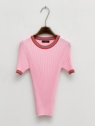 Lumina Strickshirt pink: Fein geripptes Kurzarm-Top mit Rundhalsausschnitt und kontrastierenden Bündchenstreifen. Körpernaher, elastischer Schnitt, ideal für Größen 34 bis 40. Hergestellt in Italien.