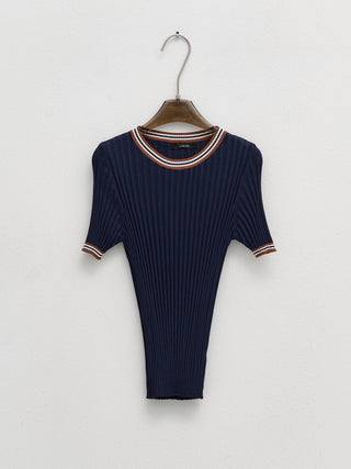 Lumina Strickshirt marine: Rippstrick-Top mit Rundhalsausschnitt, kontrastierende Bündchen an Ärmeln und Kragen. Körpernaher Schnitt, elastisches Material, Kurzarm. Ideal für sportliche und feminine Outfits. Einheitsgröße bis 40.