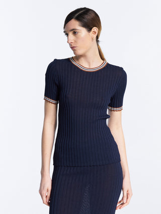 Lumina Strickshirt marine, ein fein geripptes Kurzarm-Top mit Kontrastbündchen an Rundhals und Ärmeln, elastisch und figurbetont, passend für Größen 34 bis 40, in sportlich-elegantem Design.