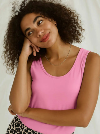 Das Cotton Candy Top Nacera pink zeigt ein weiches, körpernah geschnittenes Design mit offenen Kanten, ideal für angenehmen Tragekomfort durch die Materialmischung aus Baumwolle und Modal.