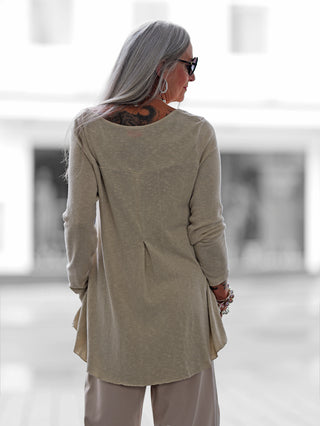 OFF#DLY Shirt Eva beige im Oversized-Look mit Rundhalsausschnitt und 3/4-Ärmeln, vorne kürzer geschnitten. Hochwertiges Basic aus atmungsaktivem Baumwoll-Elastan-Mix, ideal für vielseitige Styles.