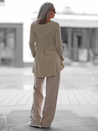 OFF#DLY Shirt Eva beige im lässigen Oversized-Look mit 3/4-Ärmeln und Rundhalsausschnitt, vorne kürzer geschnitten. Baumwollreiches Material für Leichtigkeit und Atmungsaktivität.