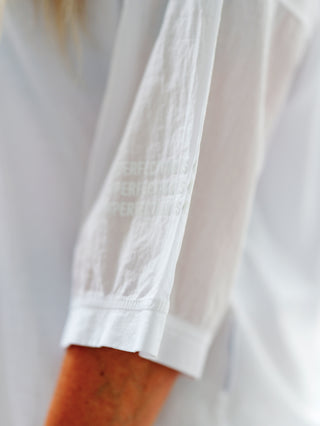 Nuomeno Concept Tee Oversized bianco, locker geschnittenes T-Shirt aus 100% Baumwolle mit subtilen Print-Details am Ärmel, ideal für einen modernen, komfortablen Look.