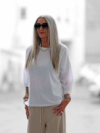 Nuomeno Concept Tee Oversized bianco: Locker geschnittenes weißes T-Shirt aus 100% Baumwolle mit dezentem Print am Ärmel und Label-Tag an der Seitennaht, ideal für vielseitige, stilvolle Outfits.