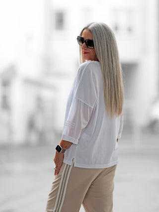 Nuomeno Concept Tee Oversized bianco: Weißes, oversized T-Shirt aus 100 % Baumwolle, mit dezentem Print am Ärmel und Label-Tag an der Seitennaht. Lässig geschnitten für einen modernen, komfortablen Look.