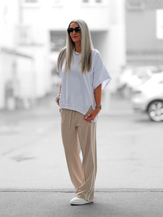 OFF#DLY Sweat Lilly white: Oversize-Sweater aus Baumwolle mit weitem Schnitt, breiten Ärmeln und tiefem Rundhalsausschnitt. Pinkes Statement-Label am Rücken, ideal für lässigen, urbanen Look.