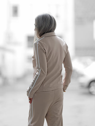OFF#DLY Blazer Stripes: Eleganter Blazer mit sportlichen Streifendetails an den Ärmeln, klassischem Reverskragen und figurnaher Passform, ideal kombiniert mit der passenden Hose für ein modisches Ensemble.