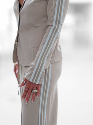 OFF#DLY Blazer Stripes: Sportiver Blazer mit klassischen Reverskragen und sportlichen Streifen an den Ärmeln, figurnaher Passform, Pattentaschen und Knopfverschluss, perfekt für einen modernen, selbstbewussten Look.