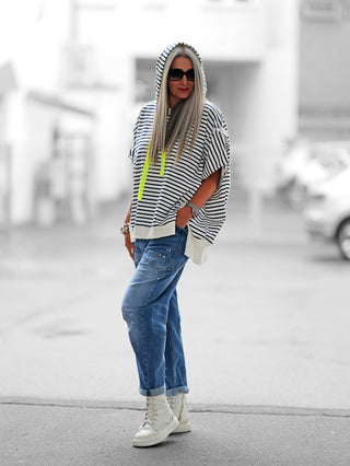 OFF#DLY Sweater Dina white/blue: Oversize-Kurzarm-Hoody mit navyblauen Streifen, leuchtend gelben Kordeln, Kapuze und elastischem Rippbund. Lockerer Schnitt, ideal für Casual-Looks bis Größe 44.