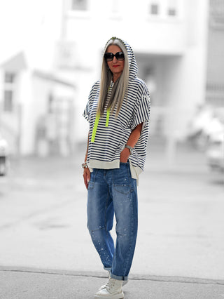 OFF#DLY Sweater Dina white/blue: Oversize-Kurzarm-Hoody in Weiß mit navyblauen Streifen, neongelben Kordeln und Kapuze. Aus 100 % Baumwolle, mit weitem Arm und elastischem Rippbund, Einheitsgröße bis Größe 44.