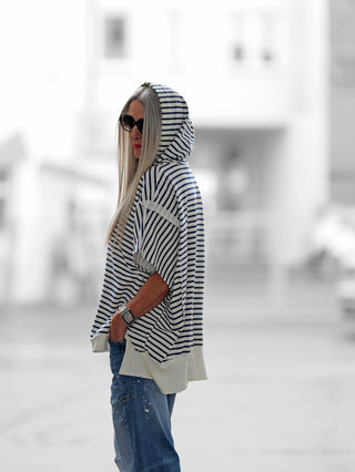 OFF#DLY Sweater Dina white/blue: Oversize-Kurzarm-Hoody mit navyblauen Streifen, leuchtend gelben Kordeln und Kapuze. Bequemer, modischer Look aus 100% Baumwolle, ideal bis Größe 44.