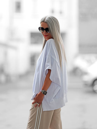 OFF#DLY Sweat Lilly white: Oversize-Sweater aus weicher Baumwolle, mit breiten Ärmeln, tiefem Rundhalsausschnitt und auffälligem pinken Label-Detail auf dem Rücken.