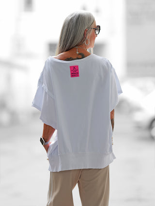 OFF#DLY Sweat Lilly white: Oversize-Sweater aus Baumwolle mit weitem Schnitt, breiten Ärmeln, und einem auffälligen pinken Label am Rücken. Perfekt für einen modernen, urbanen Look. Einheitsgröße bis Größe 42/44.