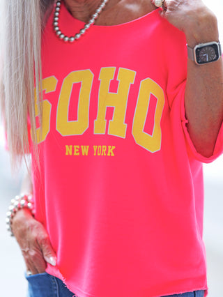 OFF#DLY Sweat SOHO pink: Lässiger Oversize-Sweater mit SOHO New York-Print, angeschnittenem Ärmel und weitem Rundhalsausschnitt. Perfekt für urbane Styles, bequem bis Größe 42.