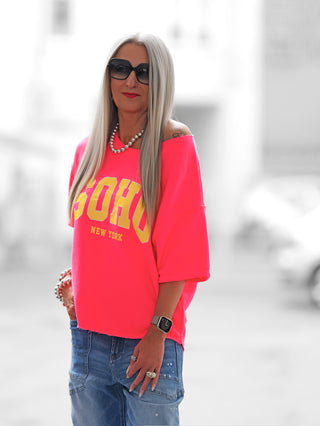 OFF#DLY Sweat SOHO pink: Lässiger Oversize-Sweater mit SOHO New York-Print und angeschnittenem Ärmel, leicht weiterer Ausschnitt, unversäuberter Saum, ideal für urbane Styles mit Persönlichkeit.