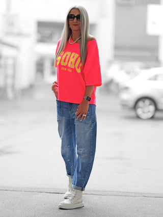 OFF#DLY Sweat SOHO pink, ein oversized Sweater mit SOHO New York-Print, halbärmelige, lässige Passform und unversäuberter Saum, ideal für urbane Styles, in Einheitsgröße bis Größe 42.