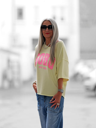 Lässiger OFF#DLY Sweat SOHO buttergelb, oversized mit „SOHO New York“-Print, angeschnittenen Ärmeln und weitem Ausschnitt, idealer urbaner Look, kann über eine Schulter getragen werden.
