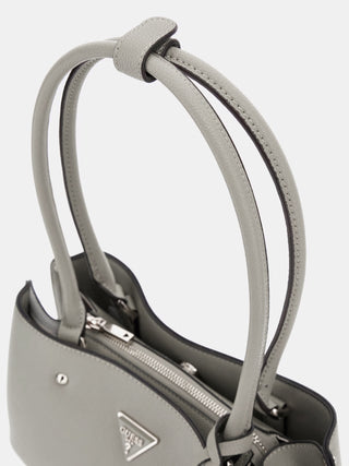 Guess Meridian Shoulder Satchel IVO aus Kunstleder mit Reißverschluss, hellgoldfarbenen Metallteilen, Detailnieten, abnehmbarem Logo-Charm und Metall-Logo-Dreieck vorne. Maße: 27x17x9 cm, Henkel: 45 cm.