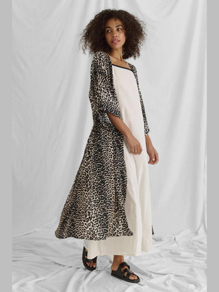 Anna Lena Cardigan multi aus 100% Viskose im Leoprint. Der lässige Kimono-Stil mit Gürtel zeigt eine oversized Passform. Geeignet für Maschinenwäsche bei 30°C. Model ist 1,76 m groß und trägt Größe S.