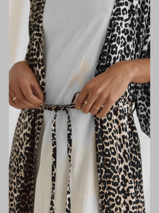 Der Cotton Candy Anna Lena Cardigan multi ist ein lässiger Kimono-Cardigan mit Leoprint und Gürtel, oversized Passform, aus 100% Viskose, perfekt für einen auffälligen Look.