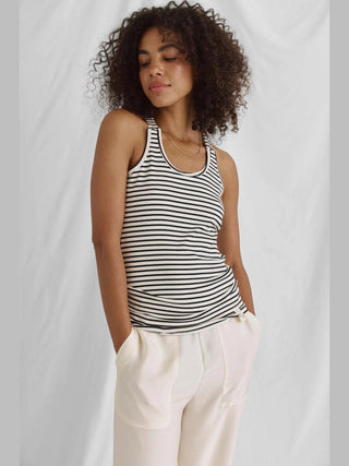 Baumwoll-Candy Tank Top Lois stripes, enganliegendes, ultraweiches Streifen-Top mit gekreuzten Trägern, bietet hohen Tragekomfort durch Baumwoll-Elastan-Mix, maschinenwaschbar bei 30°C. Model ist 1,70 m groß und trägt Größe S.