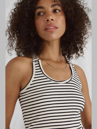Cotton Candy Tank Top Lois stripes, ein figurbetontes, gestreiftes Top mit gekreuzten Trägern, aus ultraweichem Material für hohen Tragekomfort. Ideal für einen körpernahen Look.