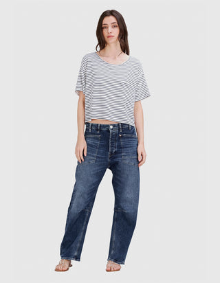 True Religion Stripe Crop Crew, Oversize-Schnitt mit kurzem Schnitt und überschnittenen Schultern, Brusttasche vorhanden, aus 95% Baumwolle und 5% Elastan gefertigt.