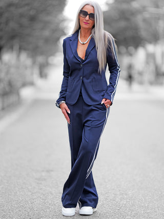 OFF#DLY Blazer Stripes marine: Sportiver Blazer mit Streifendetails an den Ärmeln, klassischem Reverskragen, einer Knopfschließe und zwei Pattentaschen, figurnahe Passform, perfekt für moderne Looks.