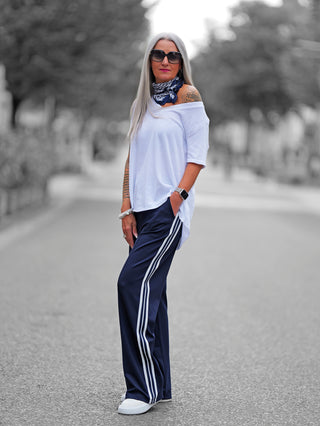 Weißes OFF#DLY Shirt Luisa in Oversize mit asymmetrischem Saum, weitem Ausschnitt und überschnittener Schulter. Perfekt für lässige Outfits, vielseitig kombinierbar für entspannte Alltagslooks. Einheitsgröße, empfohlen bis Gr. 42.