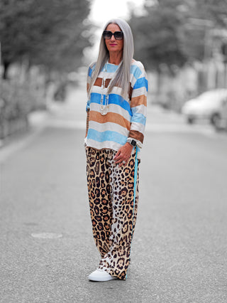 Emily Hose 201412 leo, eine moderne Sommerhose mit gestricktem Kontraststreifen an der Seitennaht, elastischem Bündchen, Bindeband und seitlichen Eingriffstaschen, aus lässiger Viskose gefertigt.
