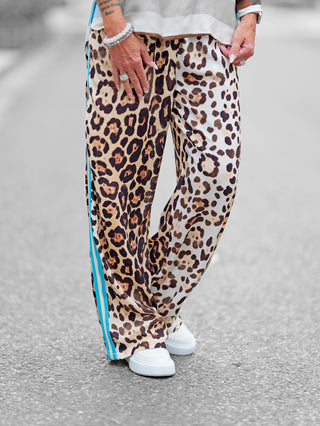 Emily Hose 201412 leo, moderne Sommerhose mit gestricktem Kontraststreifen an der Seitennaht, elastischem Bündchen, Bindeband und seitlichen Eingriffstaschen. Hergestellt aus 100% Viskose.