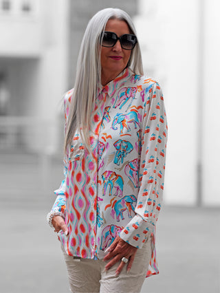 Emily Bluse 156610 white/multi: Lässige Patch-Hemdbluse im Boyfriend Style mit einer Brusttasche, aus Viskose Satin mit leuchtendem Print, ideal für einen entspannten, modischen Look.
