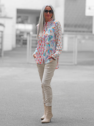 Emily Bluse 156610 white/multi: Lässige Patch-Hemdbluse im Boyfriend Style mit einer Brusttasche, aus leuchtend bedrucktem Viskose Satin, sichtbar weich und fließend.