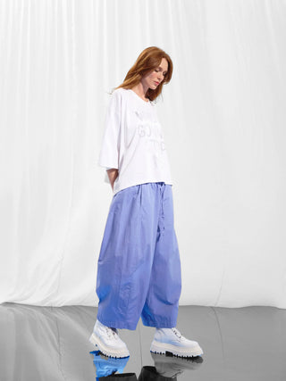 Weißes oversized T-Shirt #VDR Tee 17077 mit Statement-Frontprint „WHO’S GONNA STOP ME“, überschrittene Schultern und lässigem Fall, geeignet für entspannte Casual-Looks. Material aus 100% Baumwolle.
