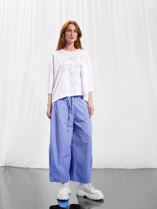 #VDR Tee 17077 white: Weißes Oversize-T-Shirt mit auffälligem Front-Print „WHO’S GONNA STOP ME“, überschnittenen Schultern und lockerem Fall, ideal für lässige Looks.